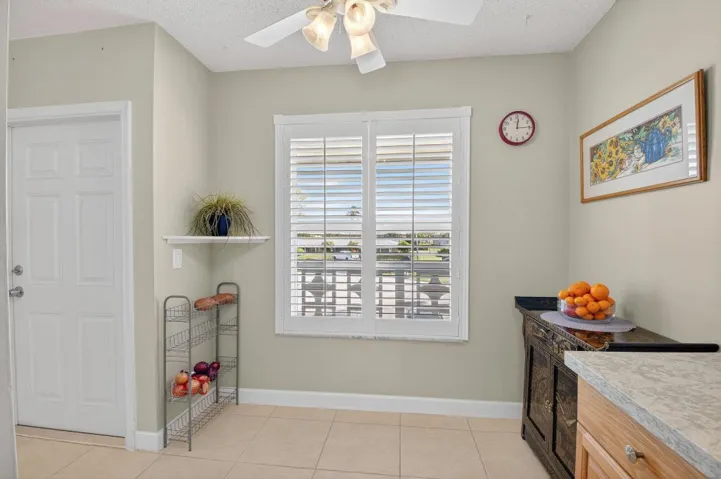 BREAKFAST AREA/ ENTRY