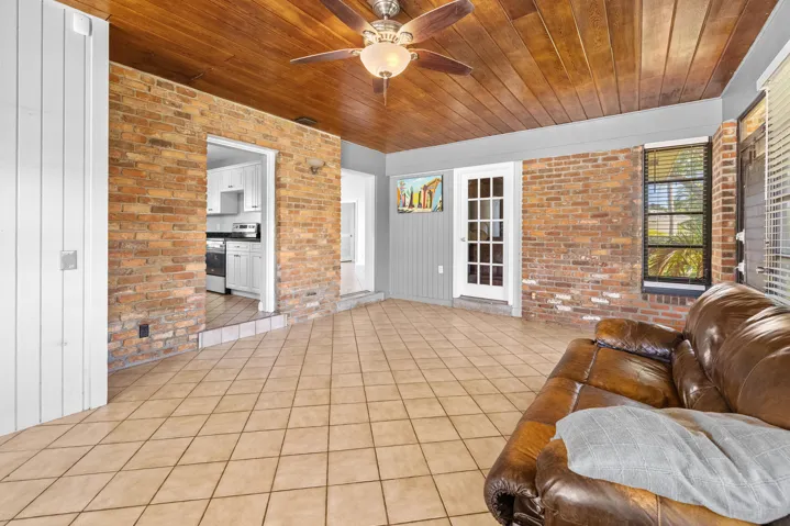 large room as extra living room or great place to entertain. Has a front door entrance and ebtrance from driveway