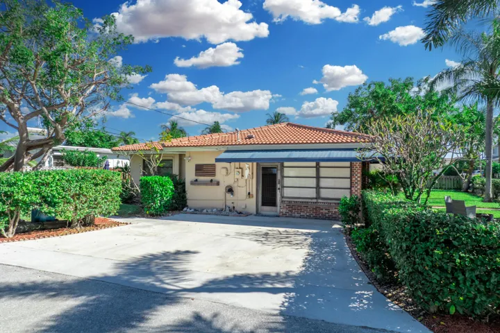 Road-driveway front yard
