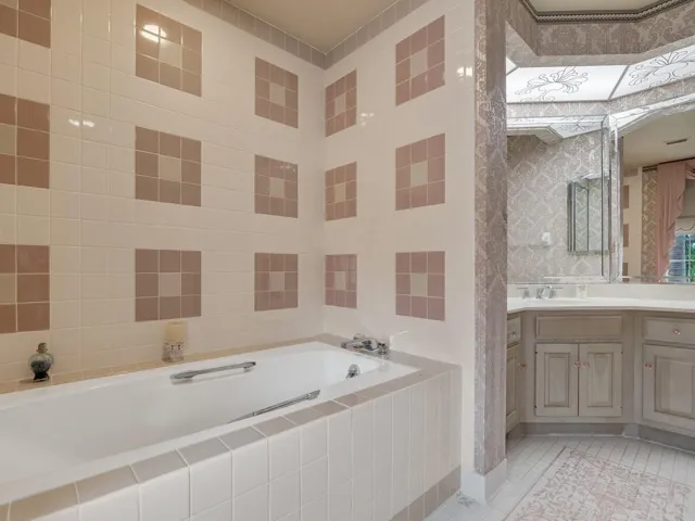 Actual Primary Bathroom (HER Bathroom area)