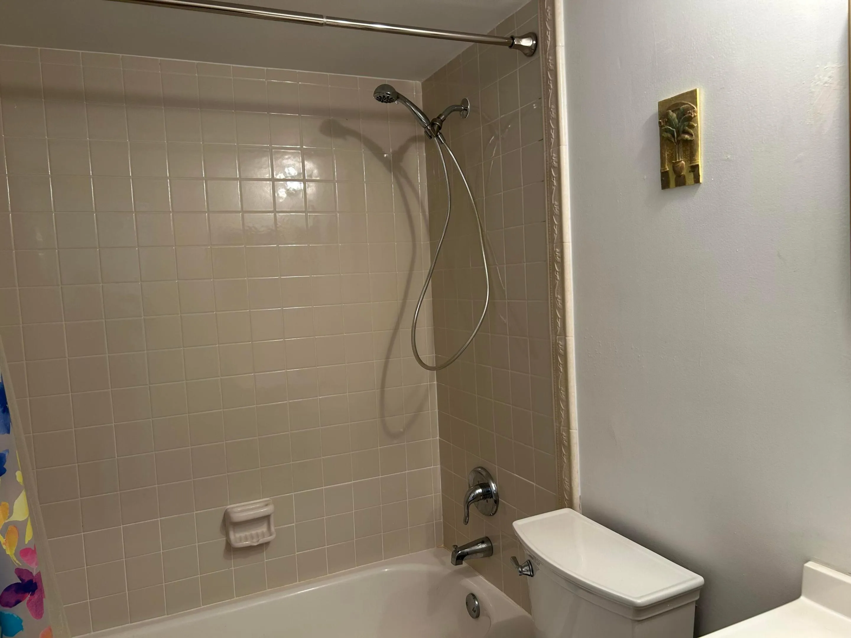 Secondary Bathroom w/Tub