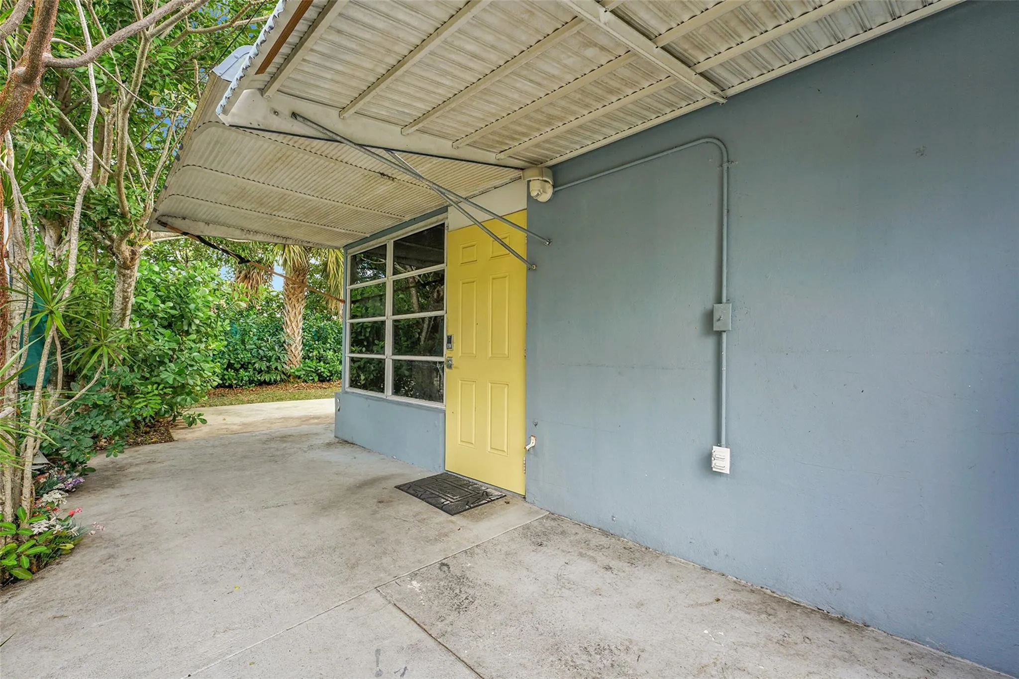 Side entry to backyard