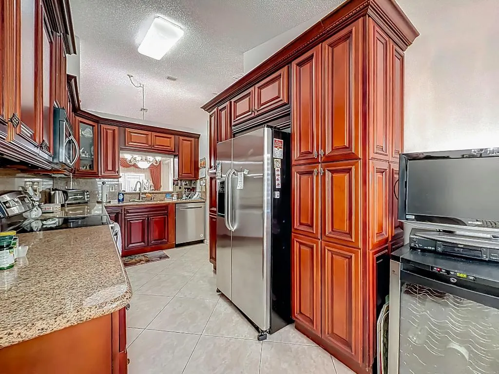 6174 Caladium Road-40