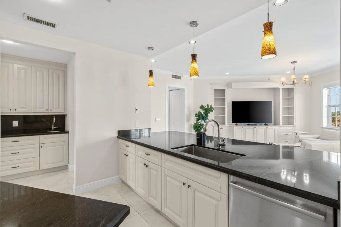 011-3000SHighwayA1a-402-Jupiter-FL-33477