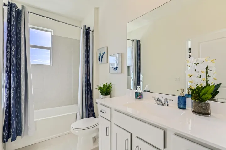 PBH_VerandaLanding_Honey_Pic_Bath2_F2