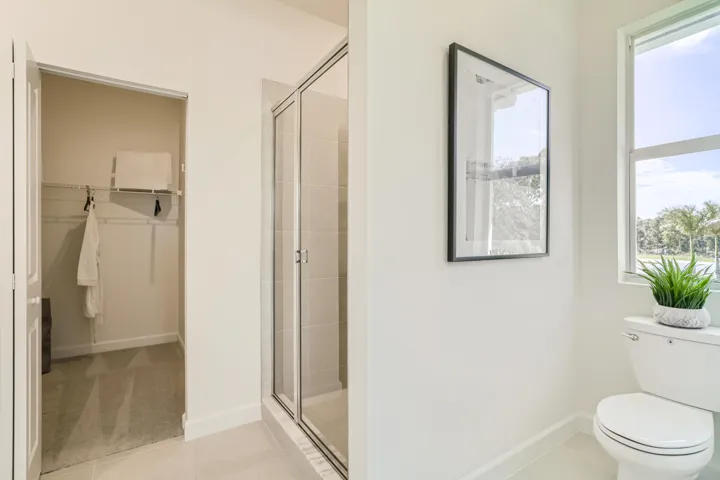 PBH_VerandaLanding_Honey_Pic_Owners_Bath