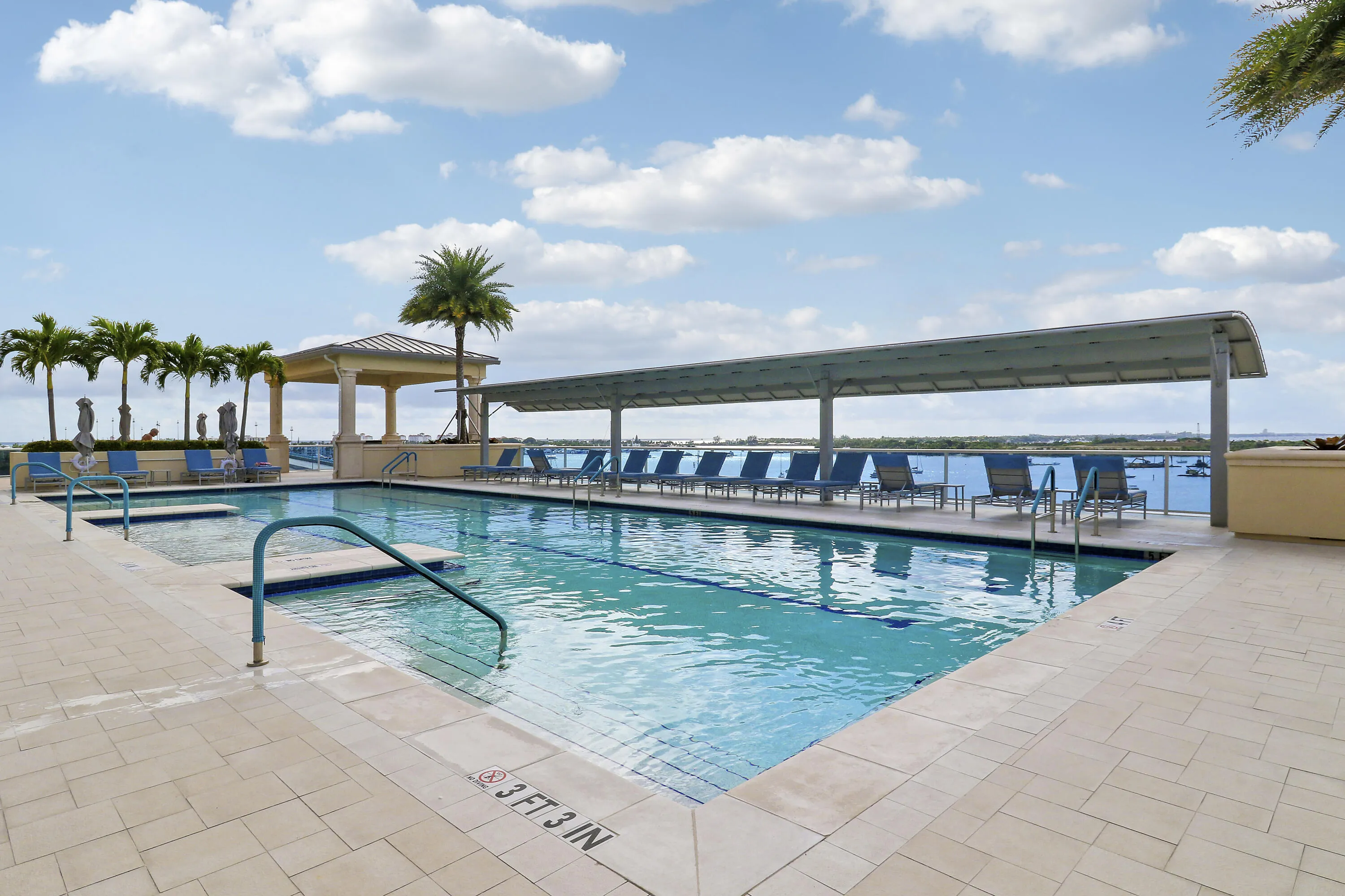 Luxury Roof Top Pool overlooking the intracoastal and Ocean