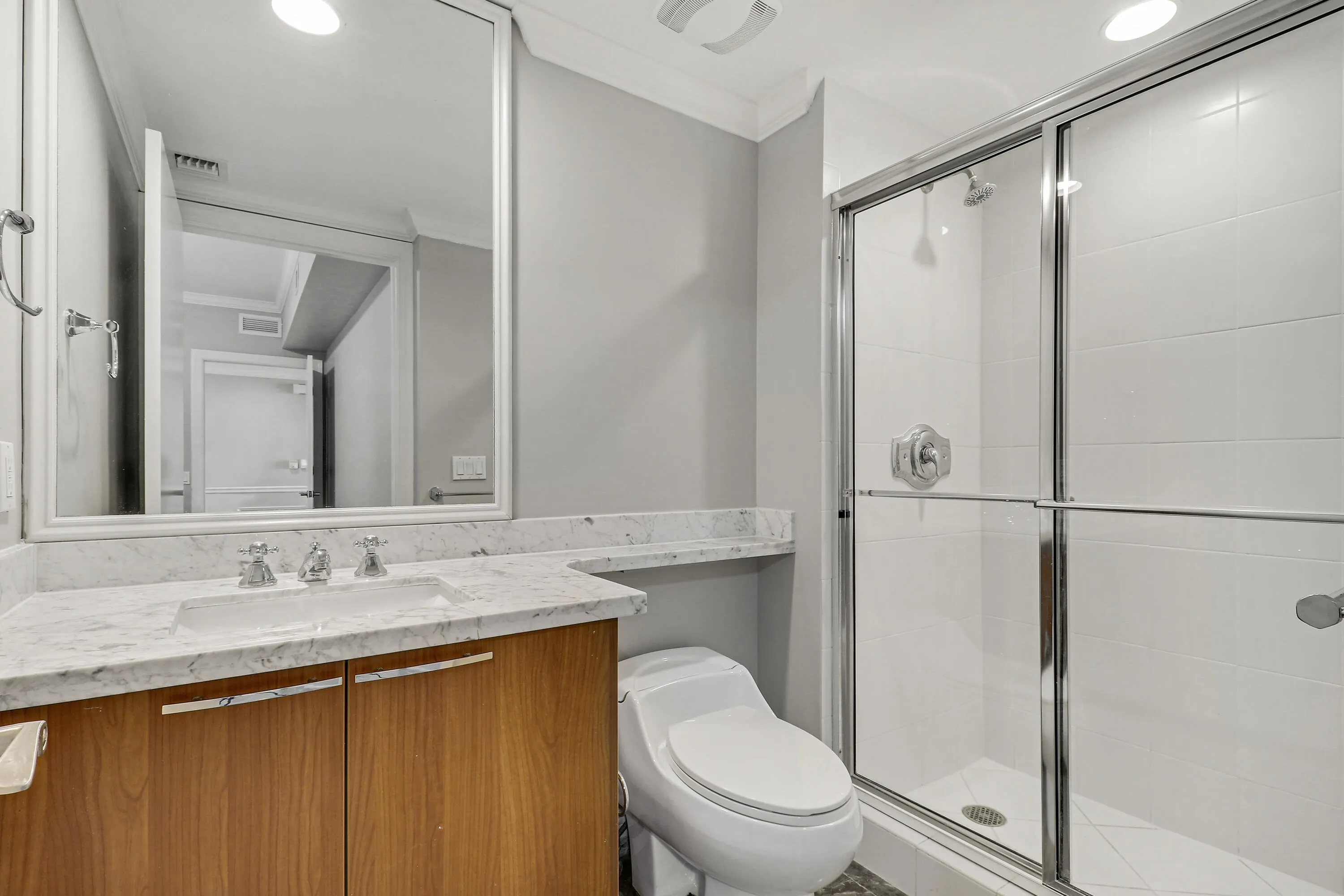 Private 2nd bathroom quest bedroom.