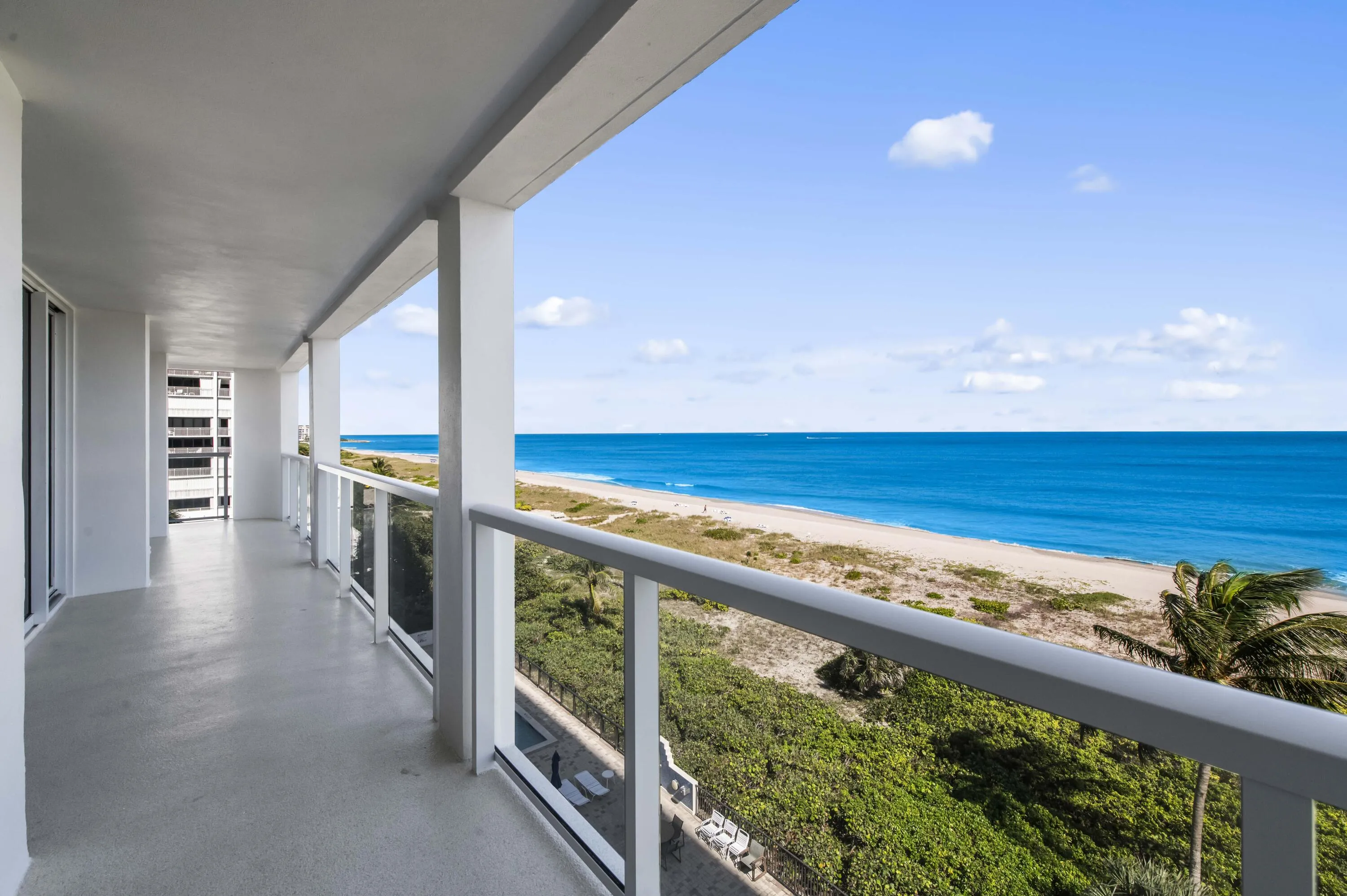 HUGE OCEANFRONT Balcony