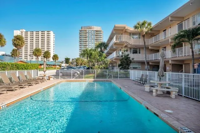 Huge heated pool ... for your healthy aquarobics