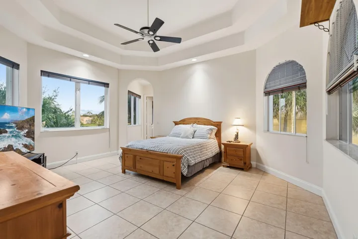 Upstairs en-suite guest bedroom