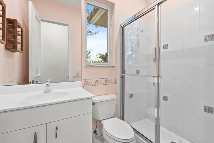 upstairs en-suite guest bathroom