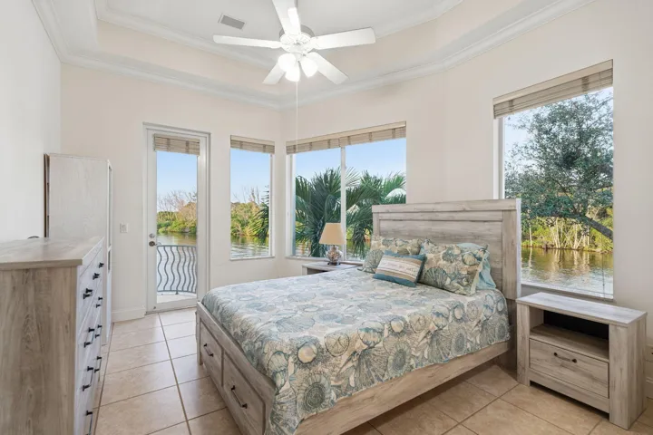 Upstairs en-suite guest bedroom