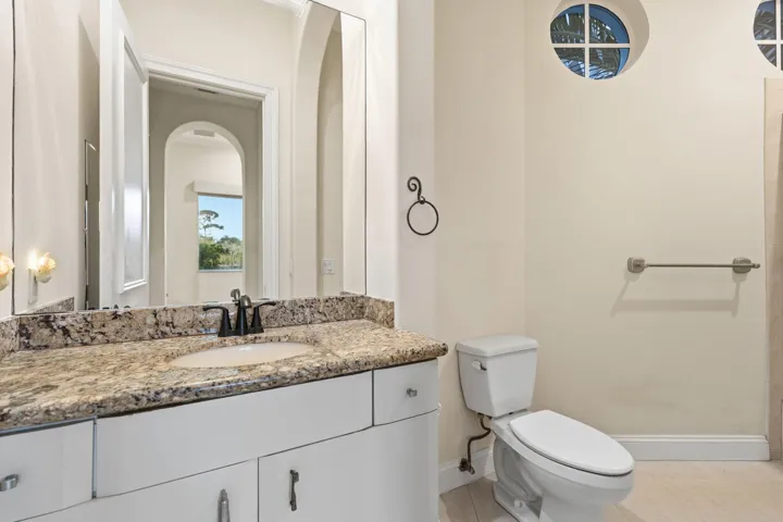 Downstairs en-suite guest bathroom