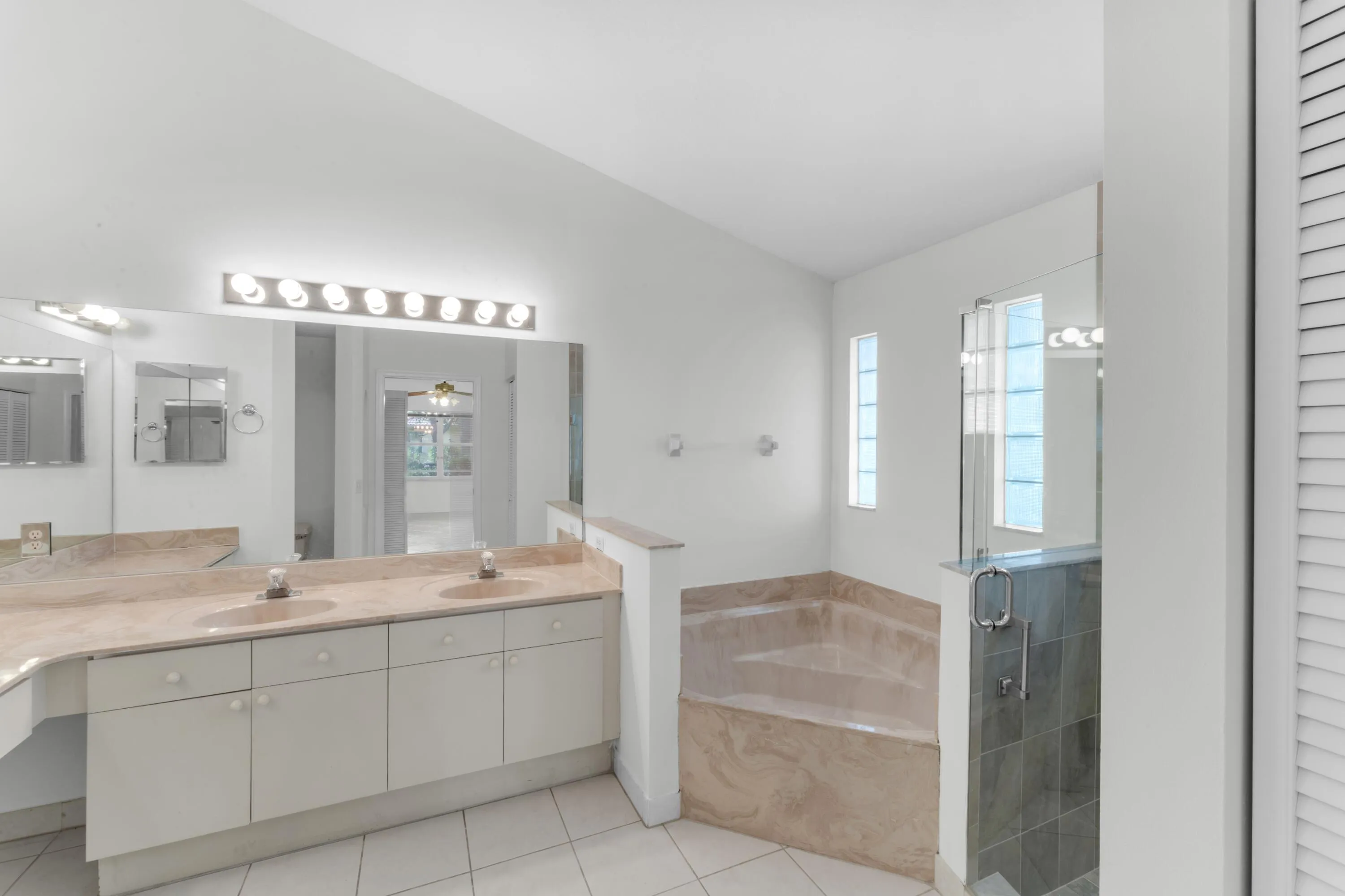 Dual sinks, Soaking tub, walk in shower. separate commode
