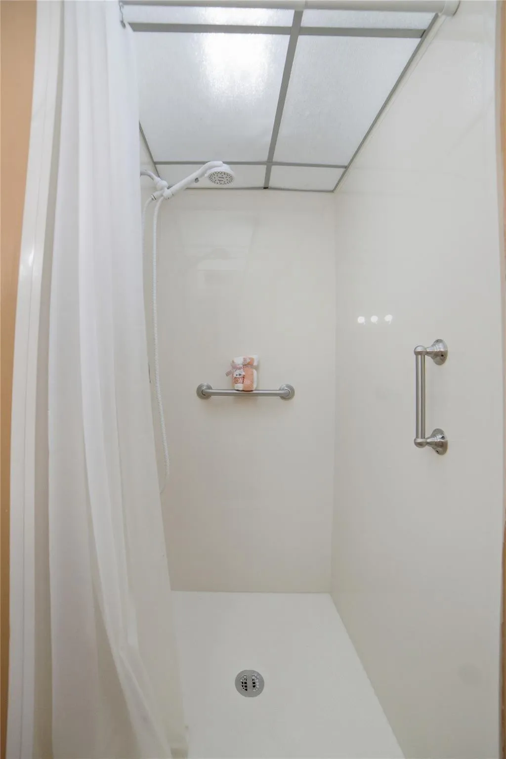 STALL SHOWER IN MAIN BATH