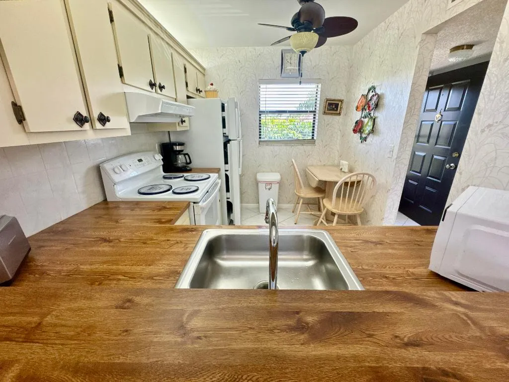 Kitchen_3_7214_Golf_Colony_Court_204