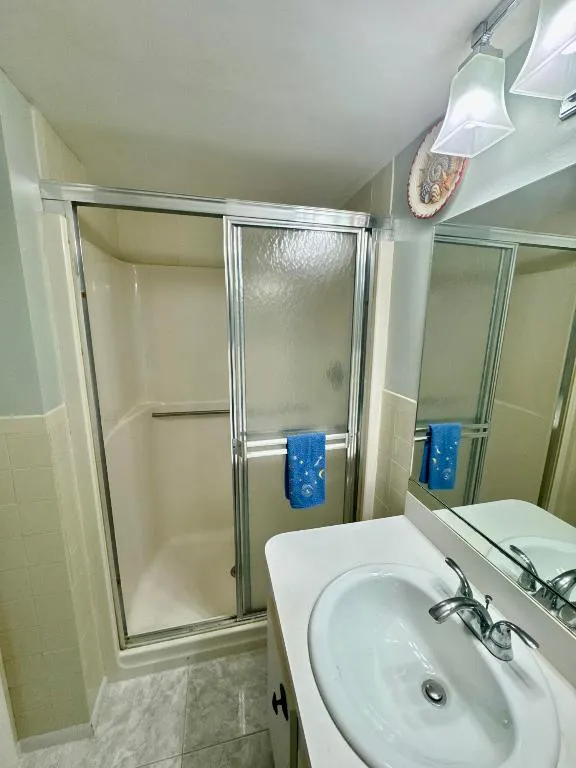Main_Bathroom_2_7214_Golf_Colony_Court_2