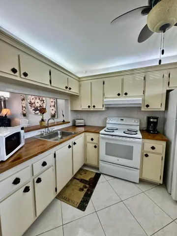 Kitchen_2_7214_Golf_Colony_Court_204
