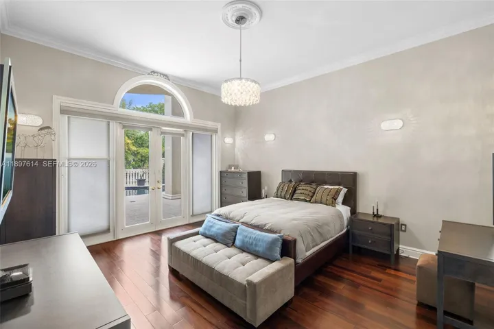 Main living level Primary Bedroom