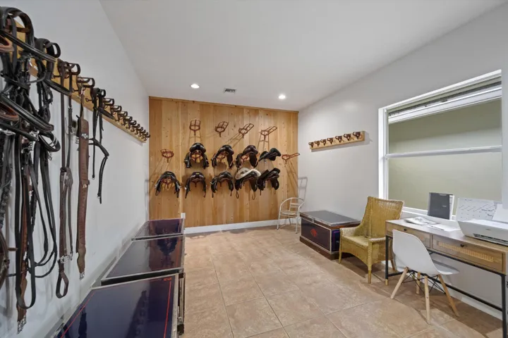 BARN 2 TACK ROOM