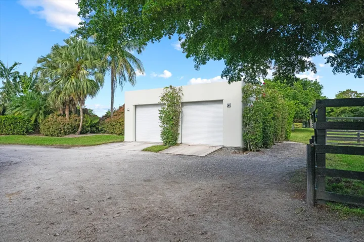 CONCRETE SEPERATE MANURE BUILDING