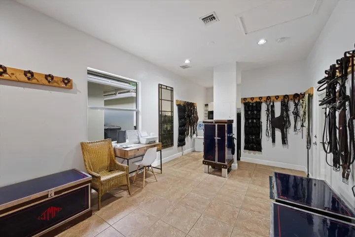 BARN 2 TACK ROOM