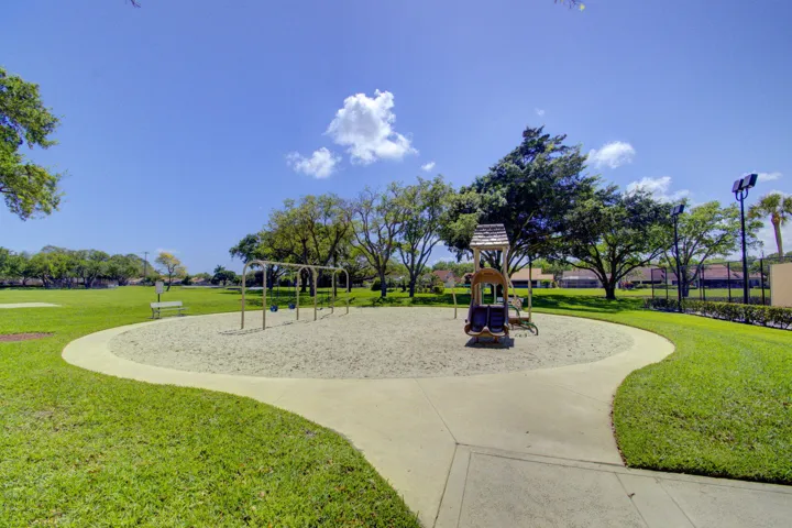 46-web-or-mls-Sandalwood Lakes (7)