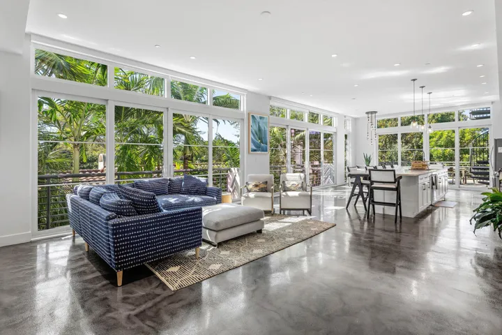 009-226PalmCourt-DelrayBeach-FL-33444-SM