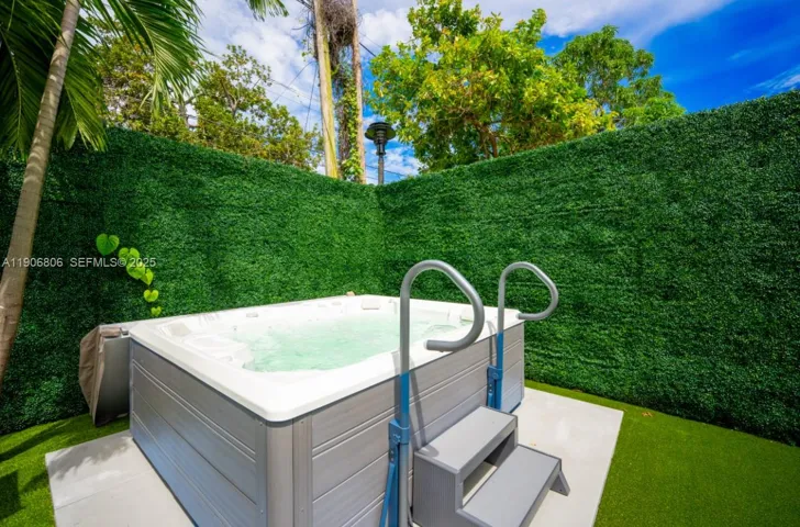 Salt water Spa 9 person hot tub