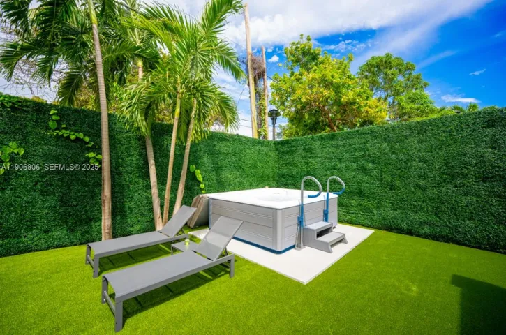 Salt water Spa 9 person hot tub
