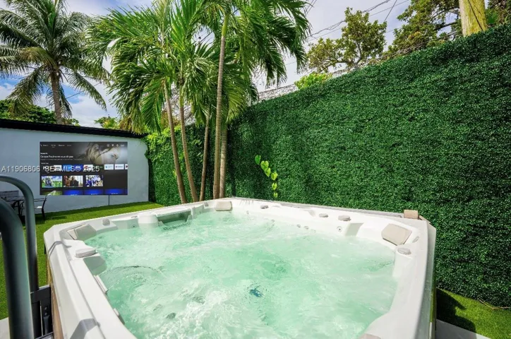 Salt water Spa 9 person hot tub
