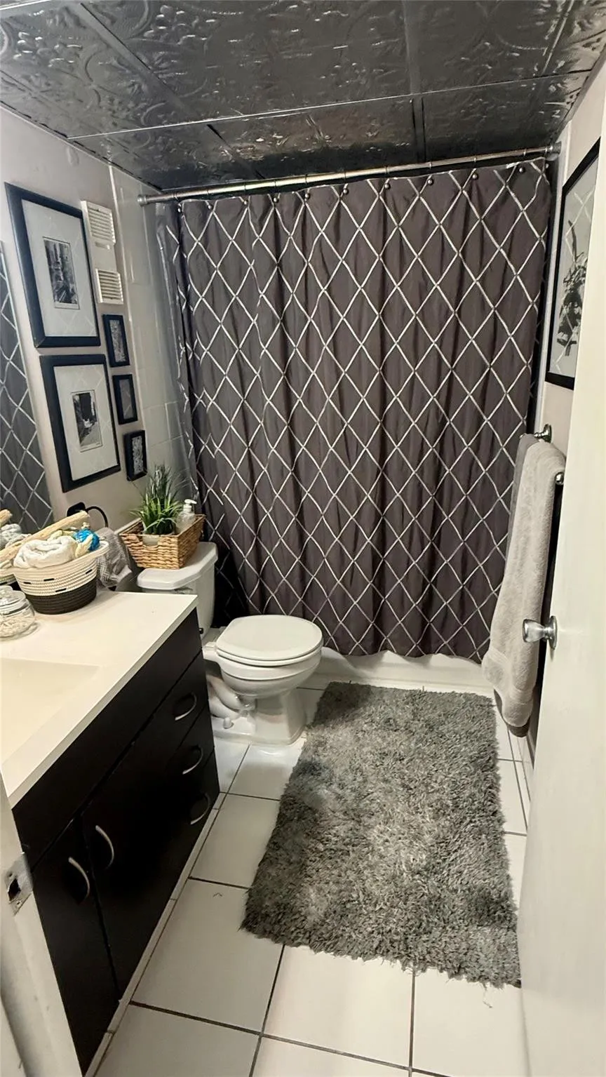 Guest / Hall Bath
