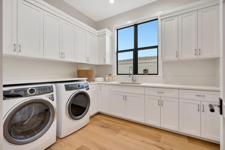 LAUNDRY ROOM 1ST FLOOR