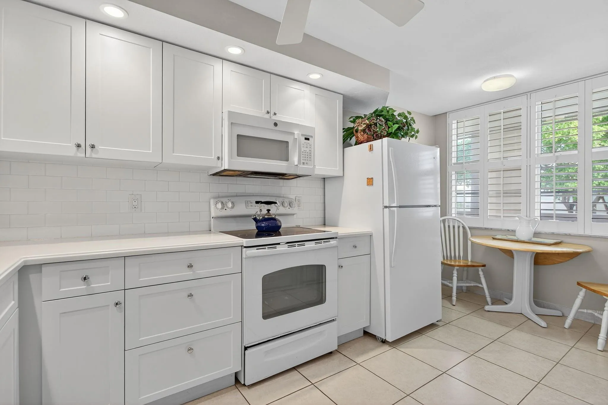 Kitchen with eat in area