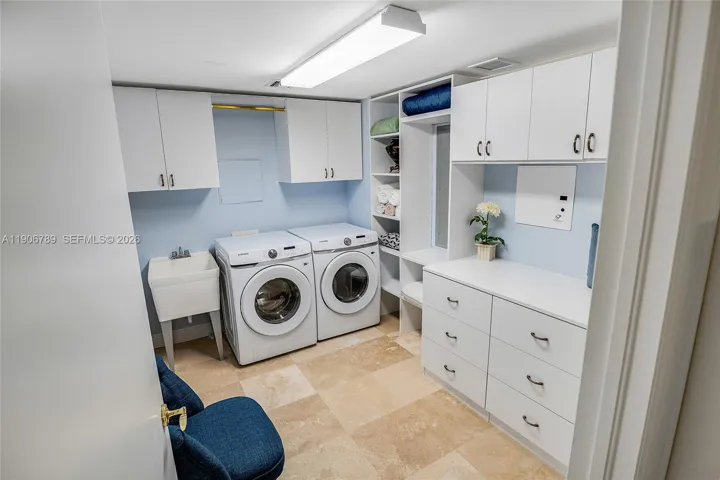 Den / Service Room