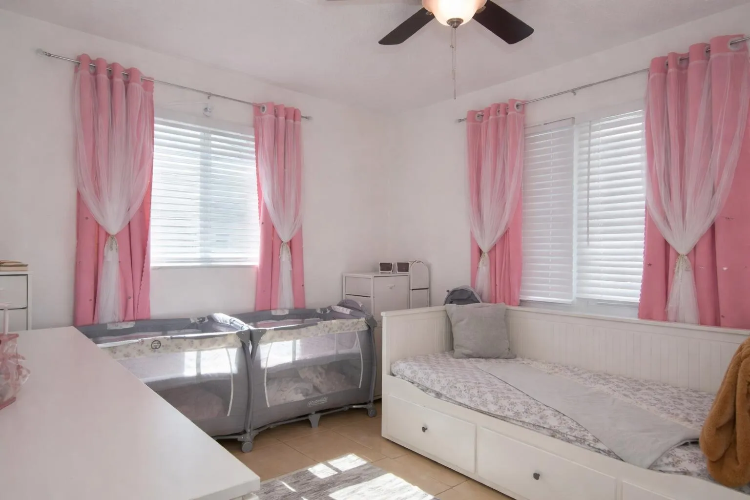 Daylight in a cozy children's room (1)