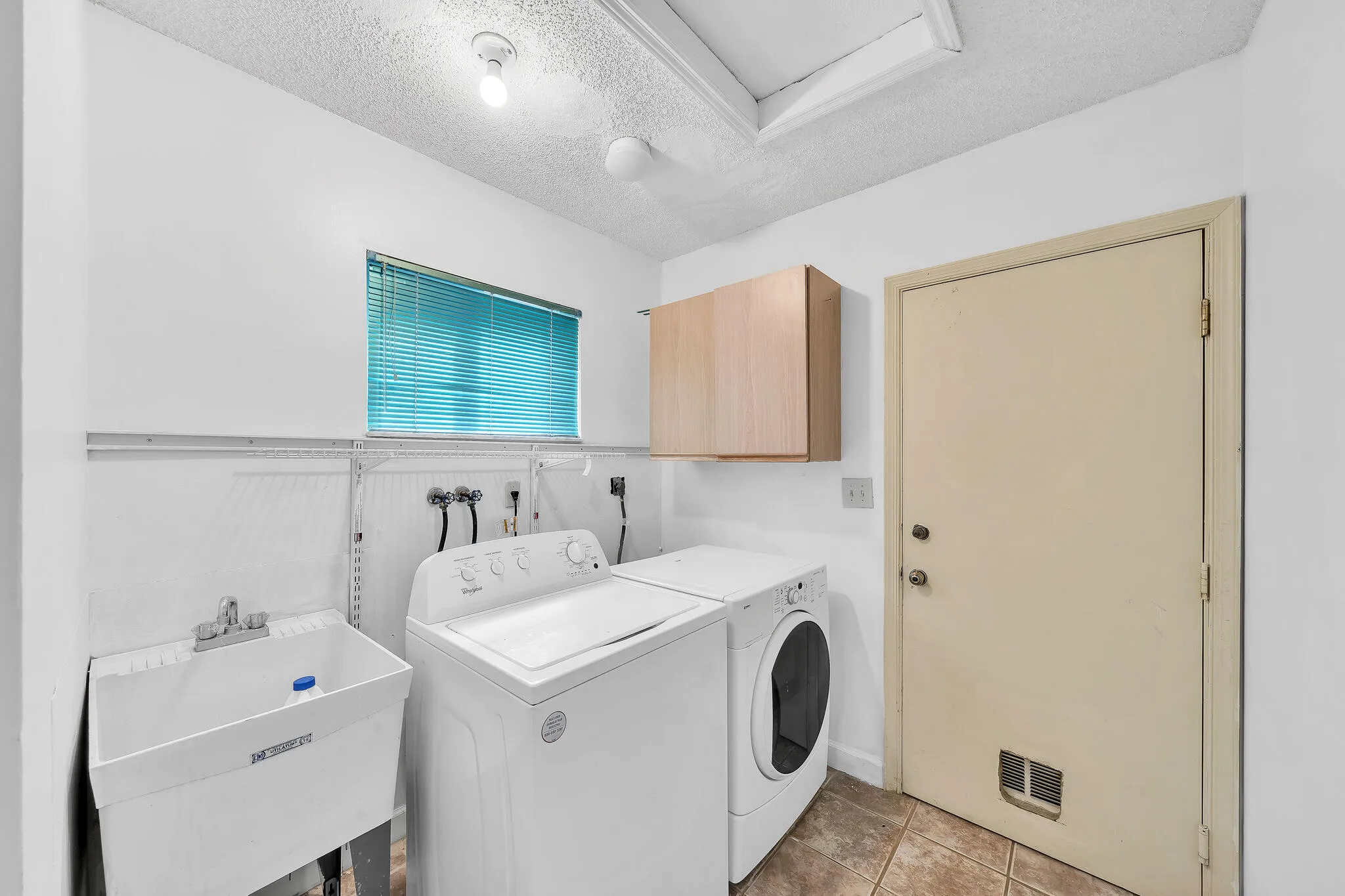 6 Half bath+ Laundry (2)