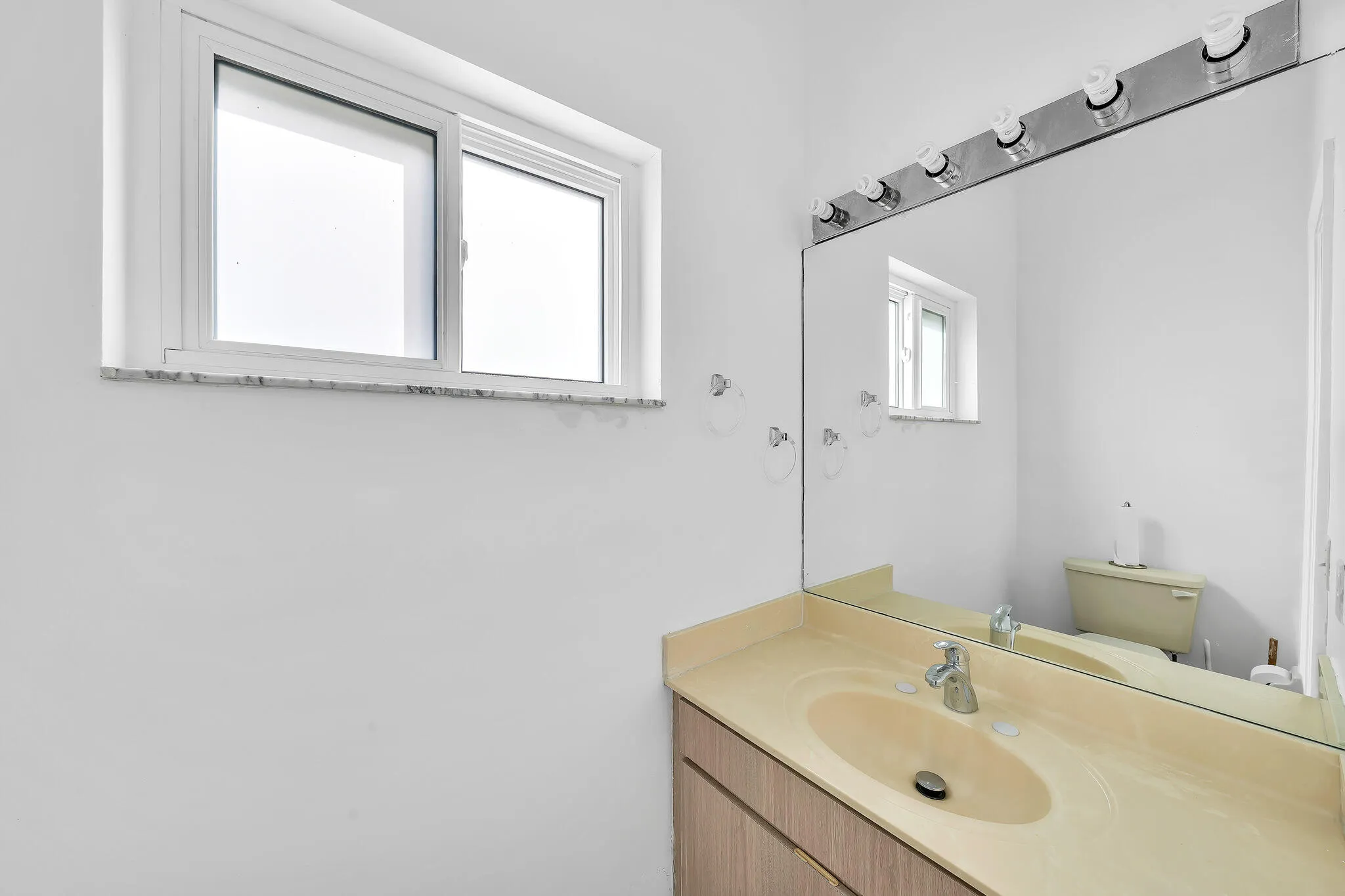 6 Half bath+ Laundry (3)