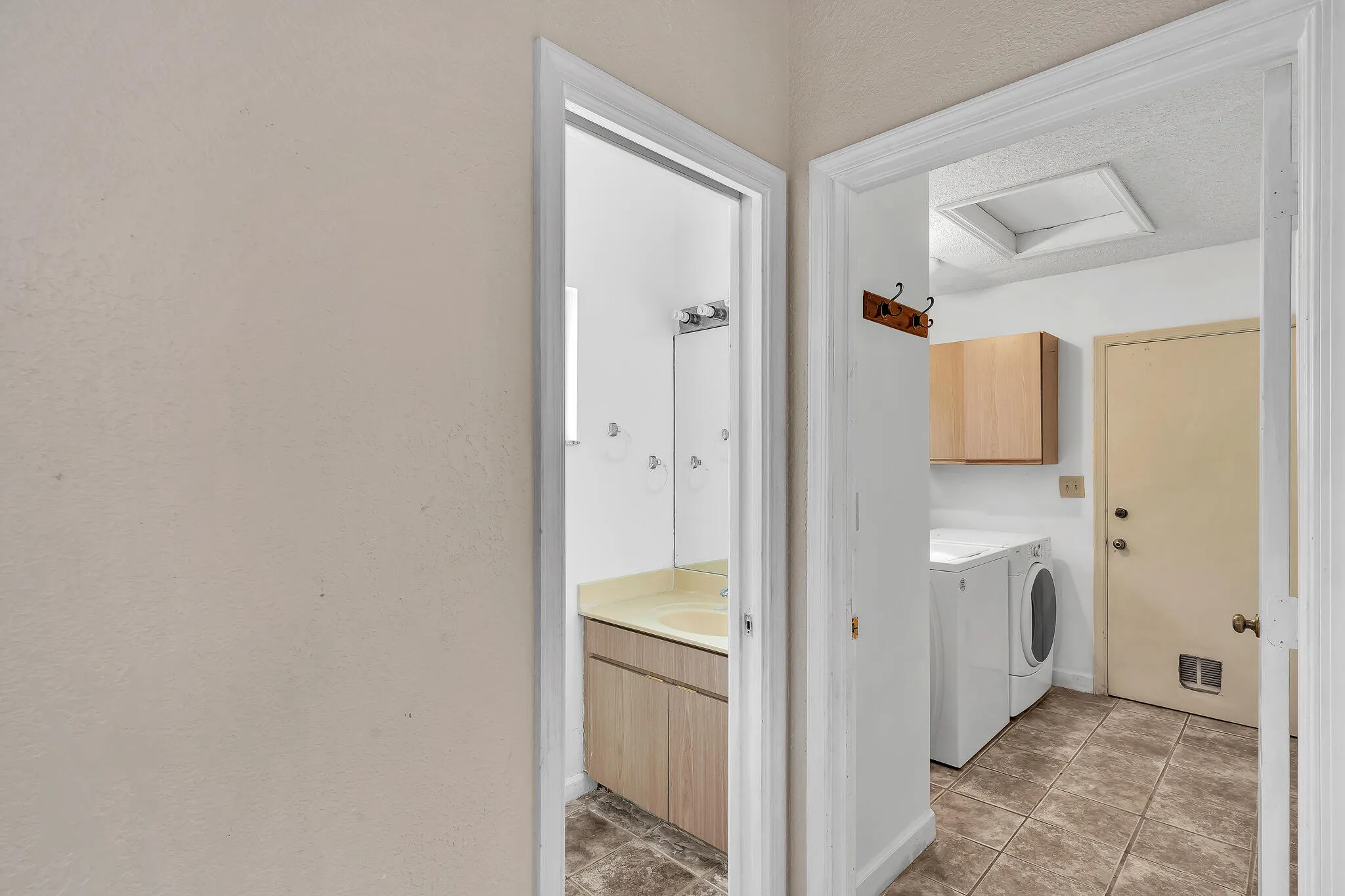 6 Half bath+ Laundry (1)