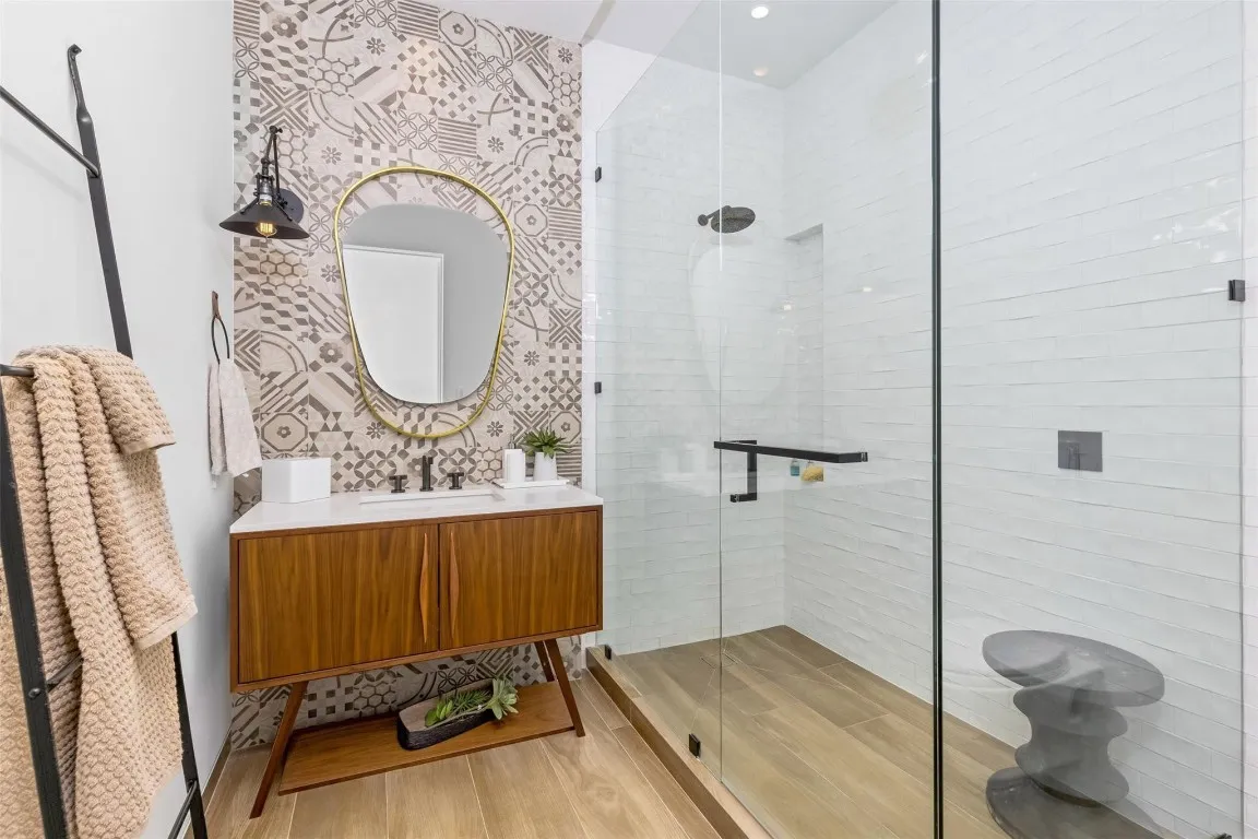 Guest Apartment Bath
