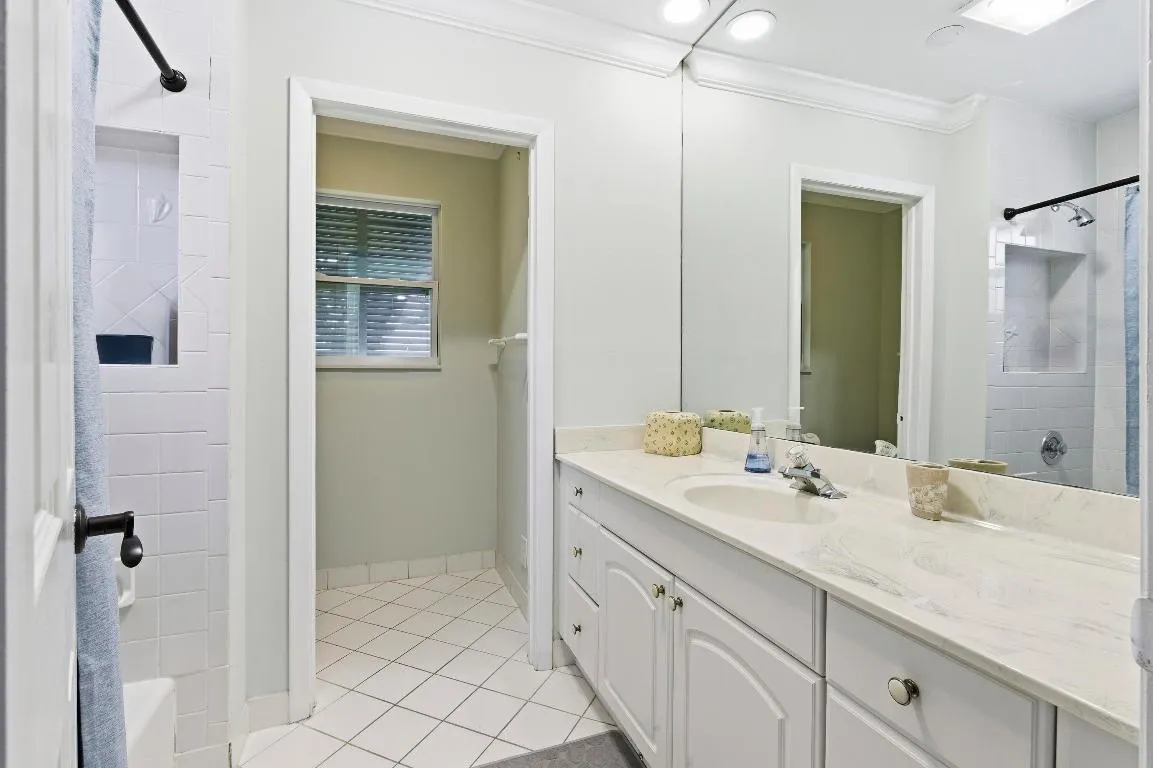 GUEST EN-SUITE BATH 1