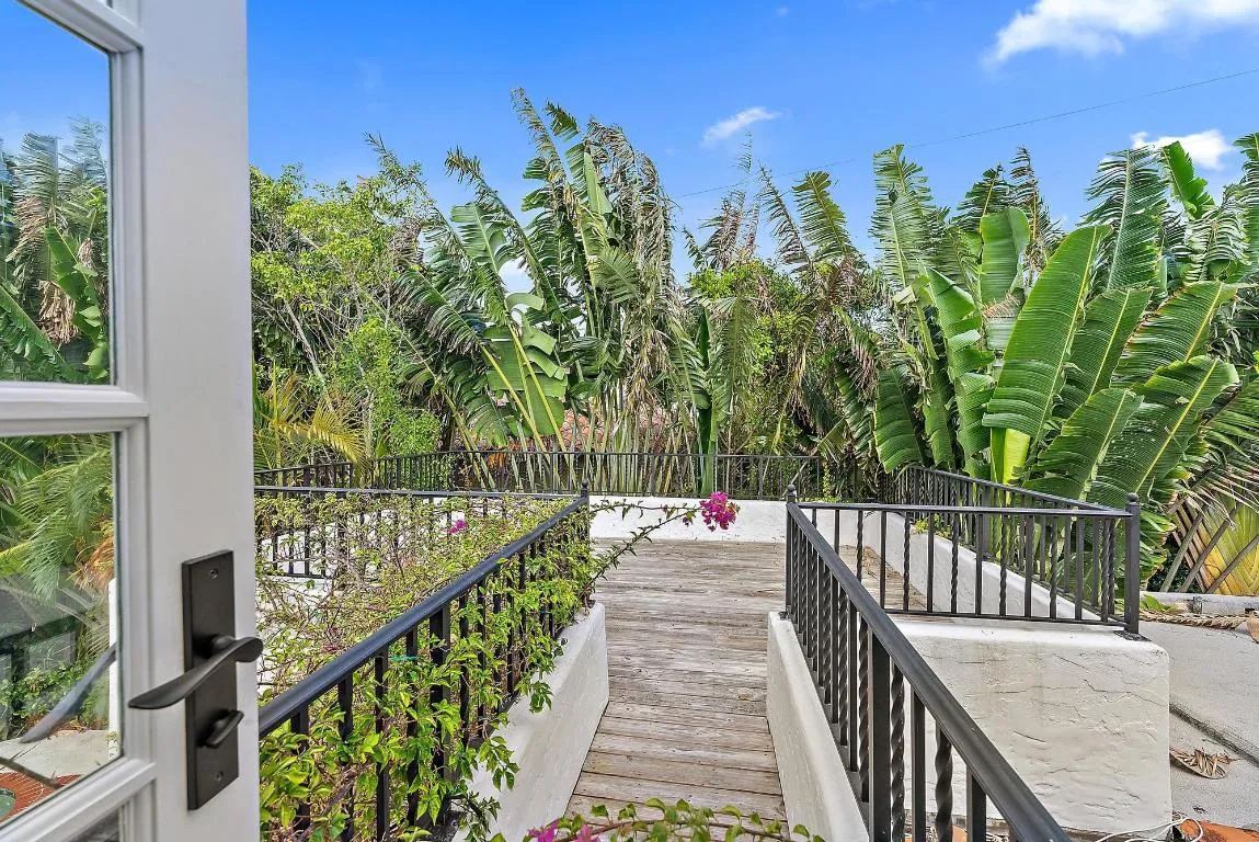 325 Seaspray Avenue-29
