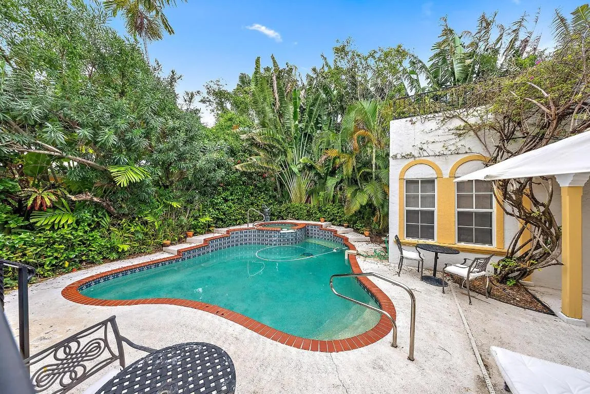 325 Seaspray Avenue-16
