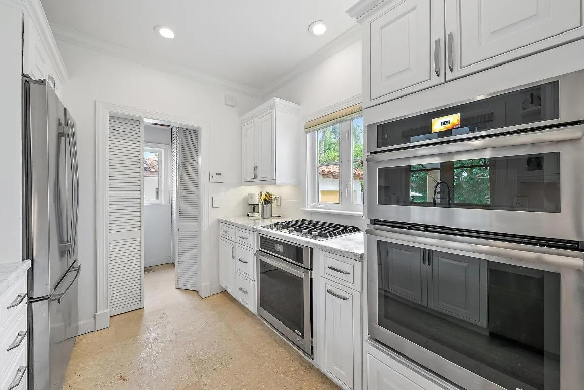 325 Seaspray Avenue-12