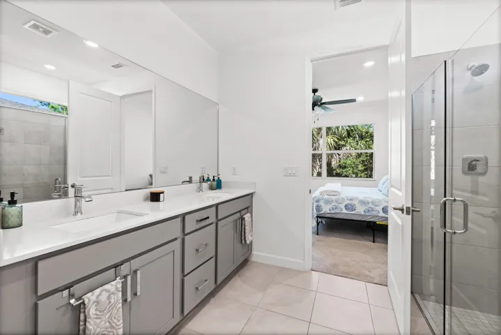 460 Veridian Cir NW, Palm Bay, FL 32907-