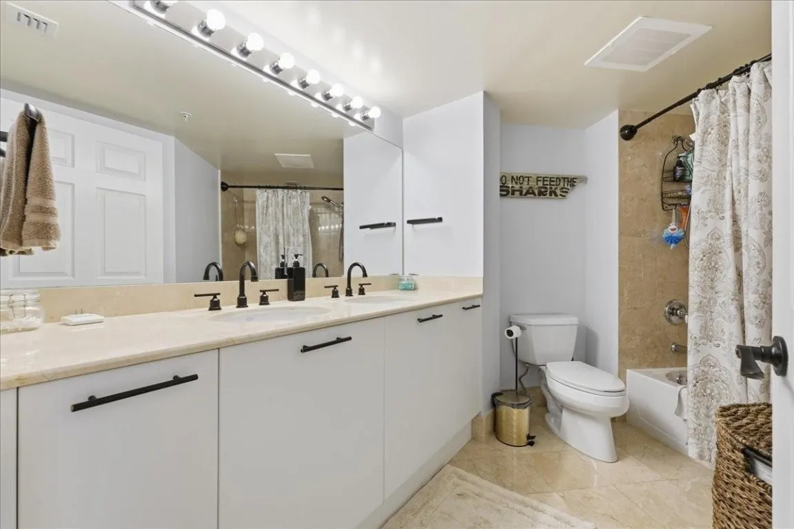 Dual sinks & Tub for your Guests.