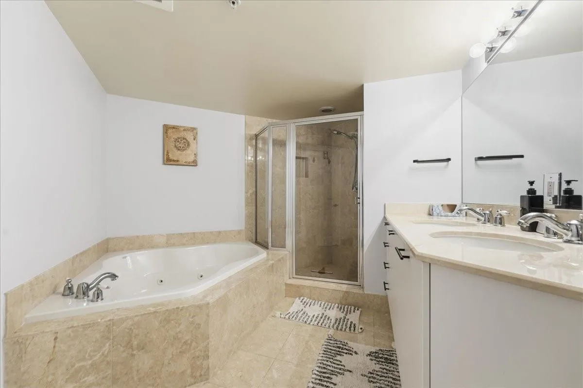 Large tub / separate shower / dual sinks ...
