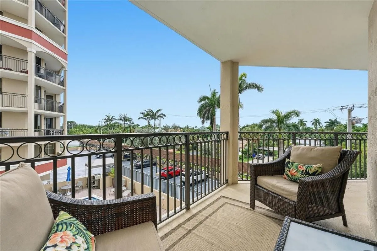 Comfortable outdoor Seating in SW Corner balcony ...