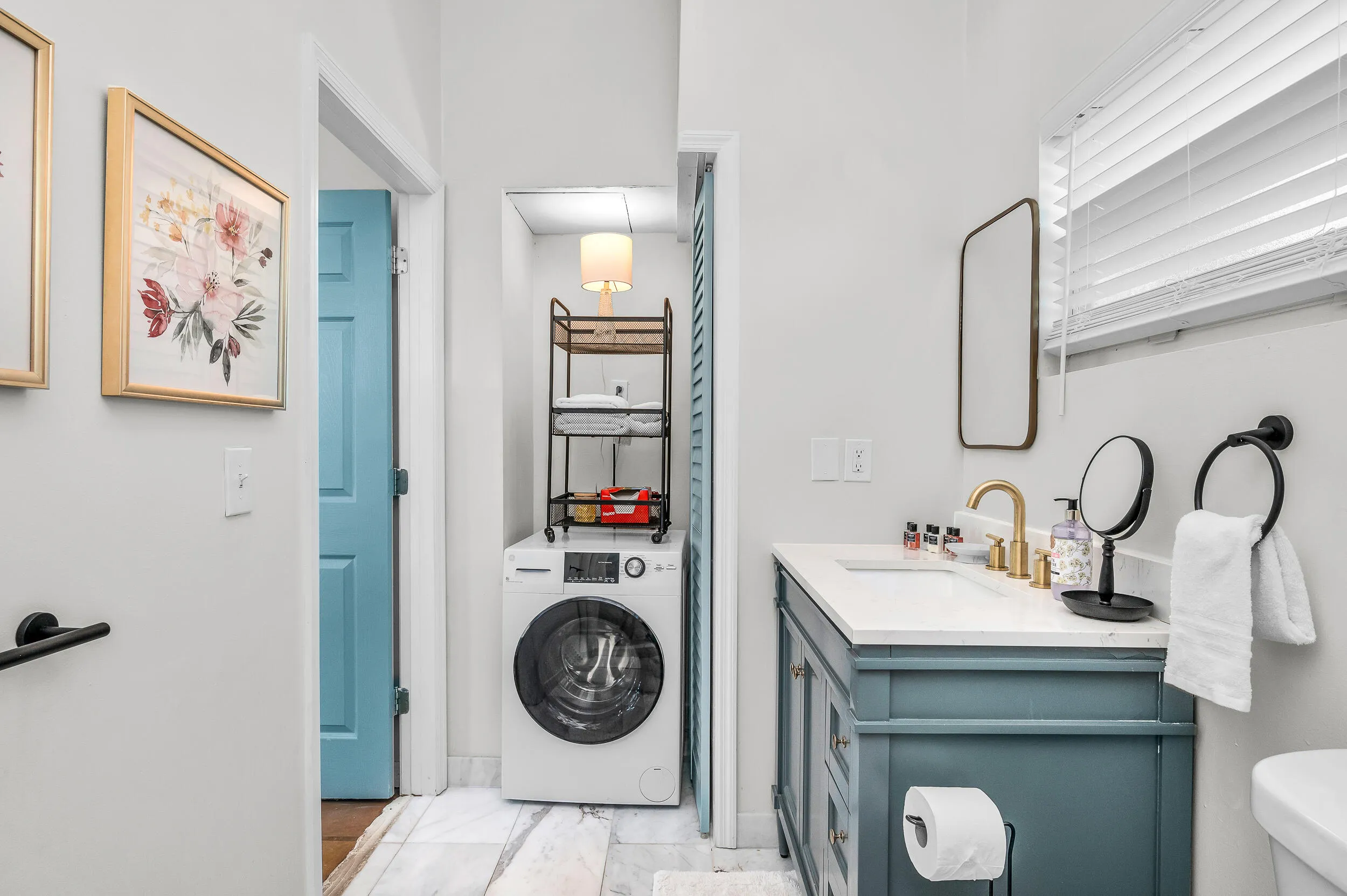 Guest House en suite bath and laundry